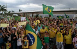 Manifestantes vão às ruas em Manaus contra decisão do STF