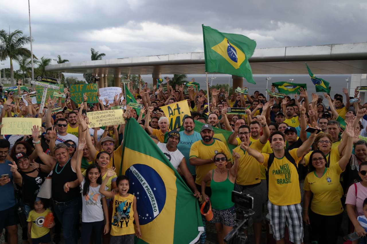 Manifestantes vão às ruas em Manaus contra decisão do STF