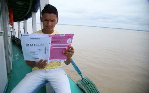 No AM, estudantes viajam cinco horas de barco para fazer Enem