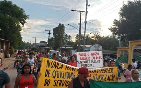 Servidores cobram salários atrasados; prefeito diz que é perseguição política