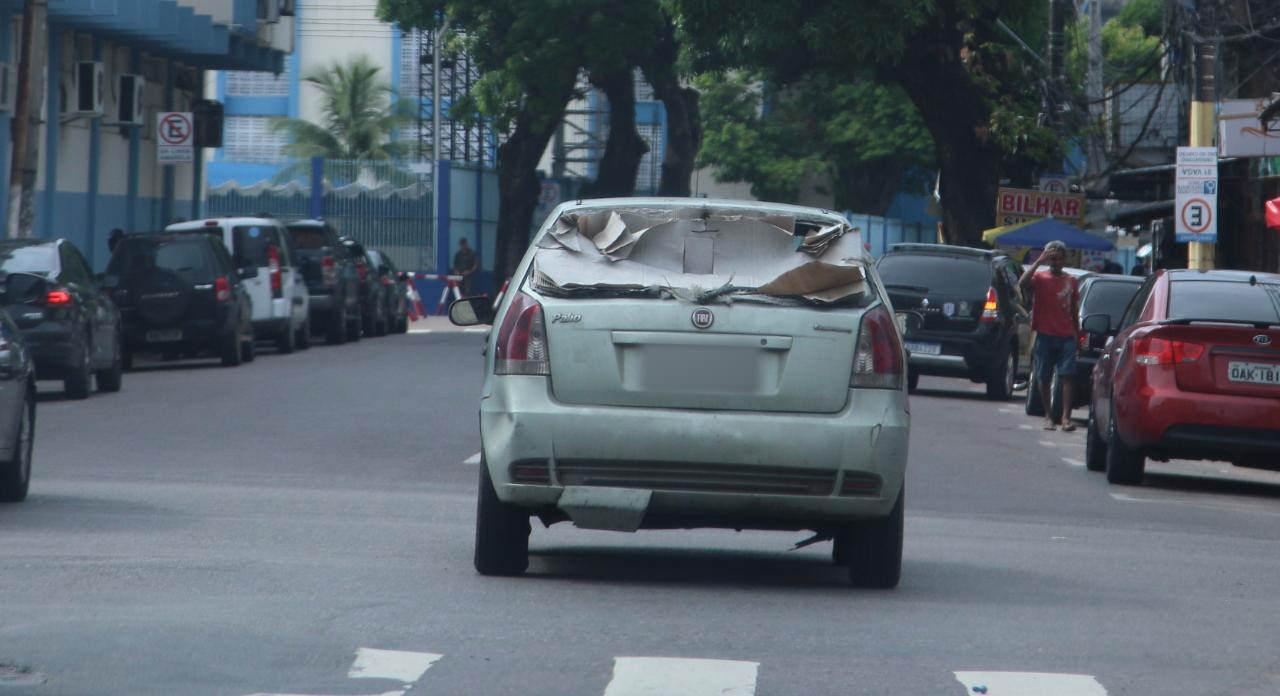 Flagrante: condutor adota papelão como pára-brisa traseiro em Manaus