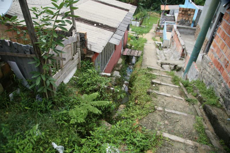 Moradores reclamam das más condições de rua na Colônia Santo Antônio
