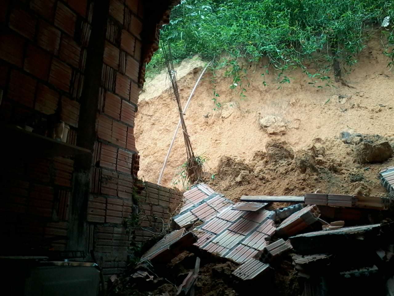 Muro de casa é destruído em Manaus após forte chuva