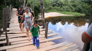 Crianças arriscam a vida ao atravessar ponte para poder ir à escola