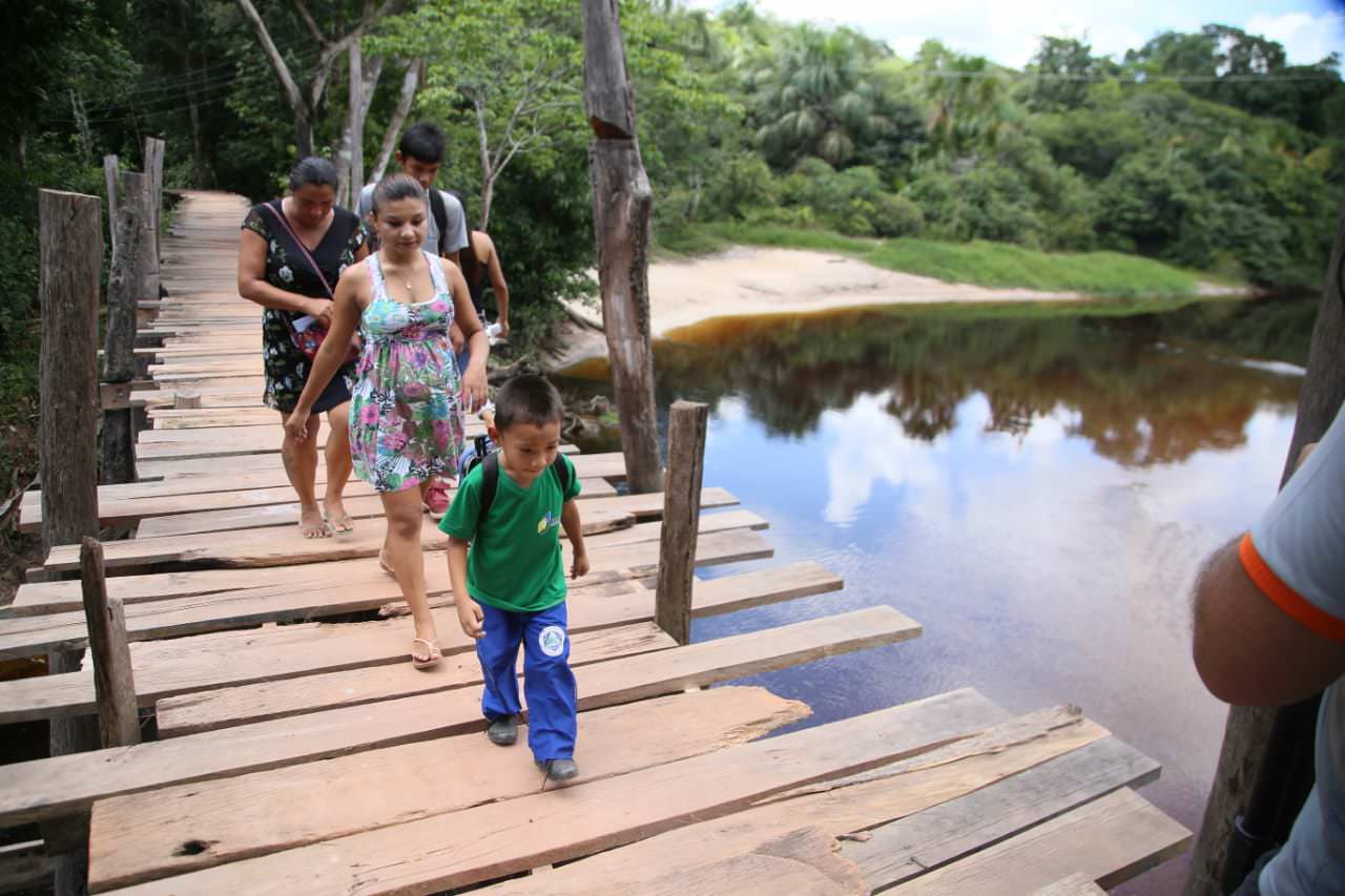 Crianças arriscam a vida ao atravessar ponte para poder ir à escola
