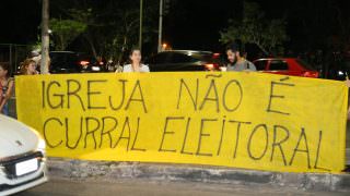 'Igreja não é curral eleitoral', gritam manifestantes contra Bolsonaro em Manaus