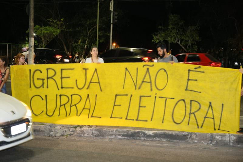 ‘Igreja não é curral eleitoral’, gritam manifestantes contra Bolsonaro em Manaus