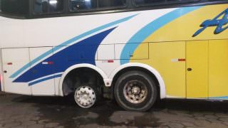 Ônibus da empresa Aruanã chega em Manaus sem uma roda