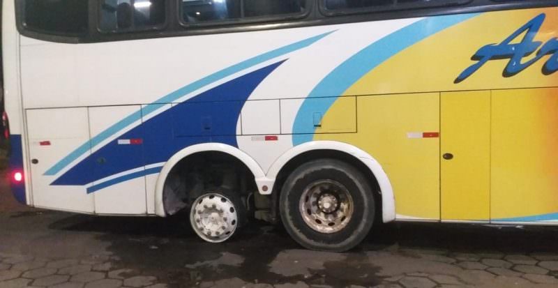 Ônibus da empresa Aruanã chega em Manaus sem uma roda