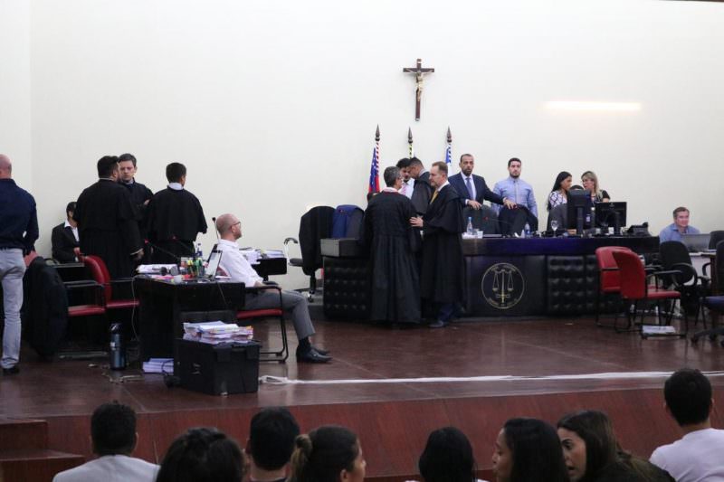Acusação e defesa entram em rota de colisão e julgamento é suspenso por 5 minutos