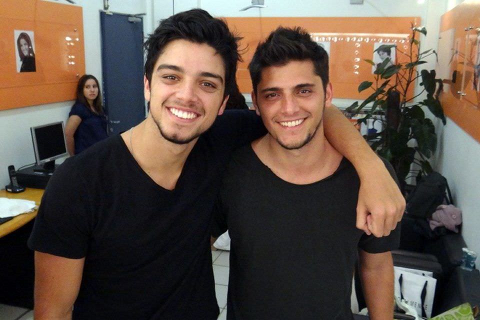 Rodrigo Simas fala sobre Bruno Gissoni beijar Agatha Moreira