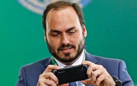 Carlos Bolsonaro amanhece sem contas nas redes sociais