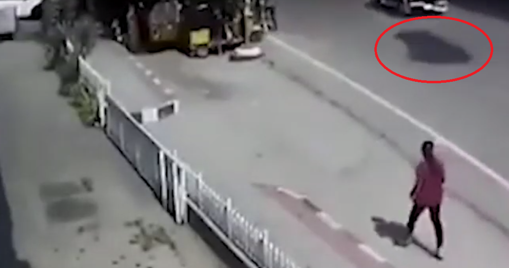 Vídeo: carro passa direto em viaduto e mata pedestre e atinge 6