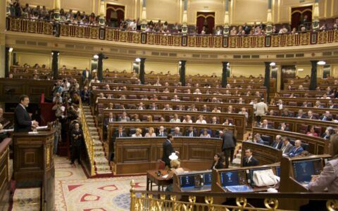Partidos chegam a acordo para formar governo de esquerda na Espanha