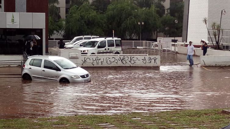 Temporal inunda vias de Brasília e atrapalha chegada ao trabalho
