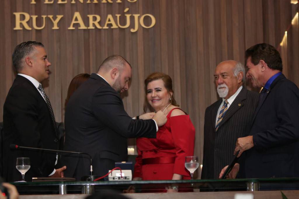Presidente do TCE recebe Medalha Ruy Araújo da Assembleia
