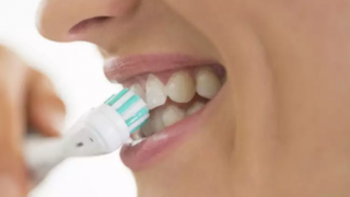 Mulheres não devem usar escova de dentes elétrica como vibrador