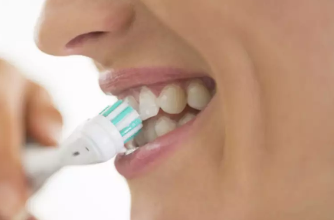 Mulheres não devem usar escova de dentes elétrica como vibrador