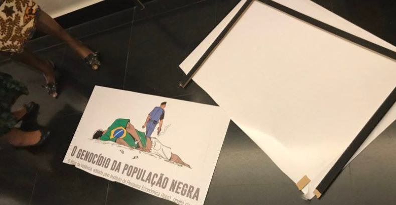 Cartaz em exposição contra o racismo é arrancado por deputado do PSL