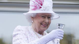 Rainha Elizabeth II recebe segunda dose da vacina contra Covid
