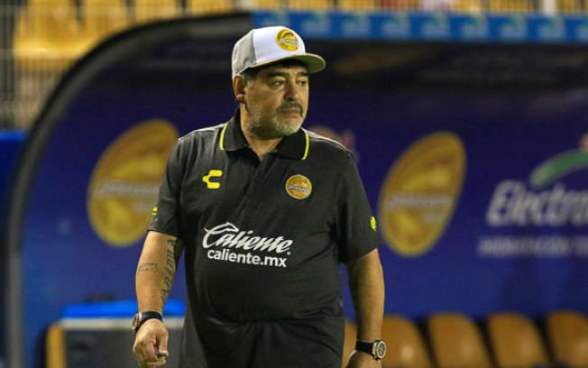 Maradona volta atrás e continua como técnico do Gimnasia La Plata