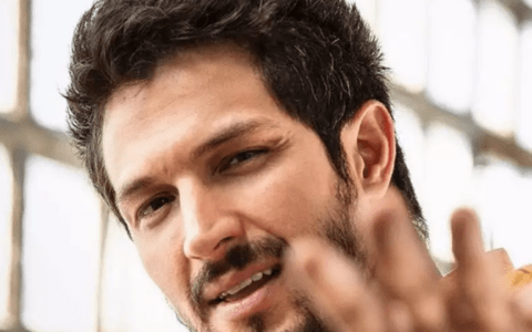 Sem camisa, Romulo Estrela faz temperatura subir na web
