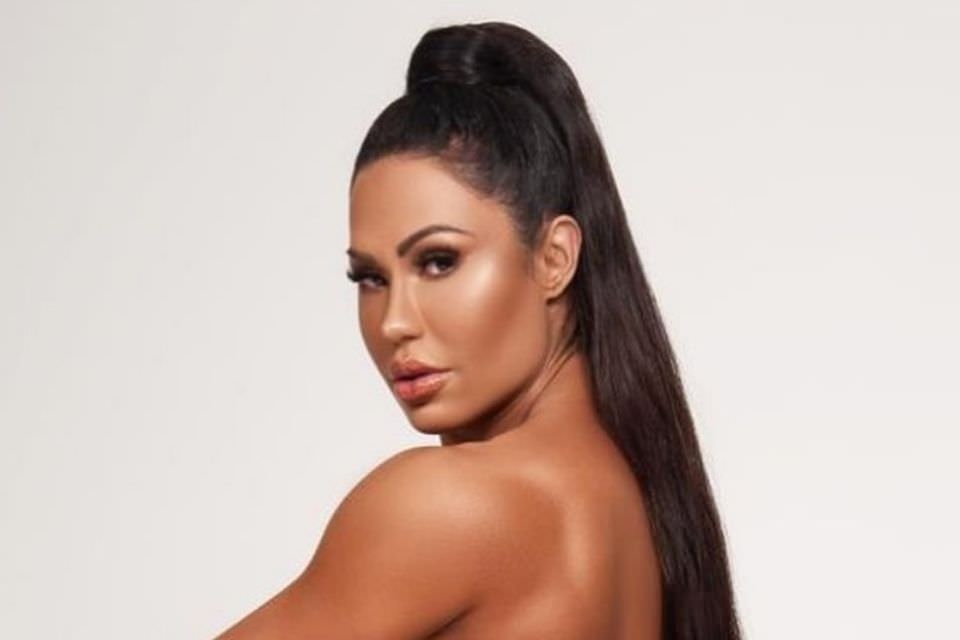 Bumbum empinado de Gracyanne aparece em dobro após foto ousada