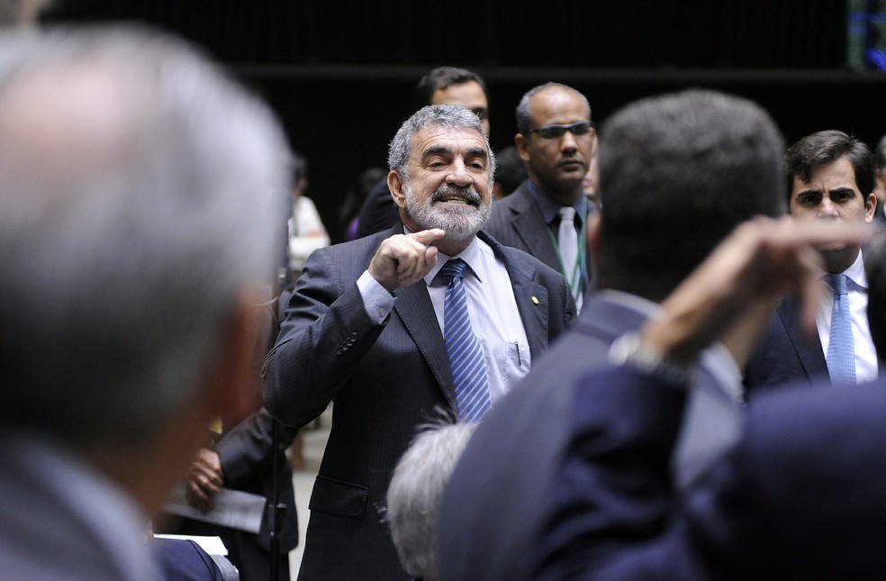 Ex-deputado Bessa ameaça porteiro 'Vou te dar um tiro na cara'