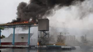 Corpo de Bombeiros controla incêndio no Porto de Santos