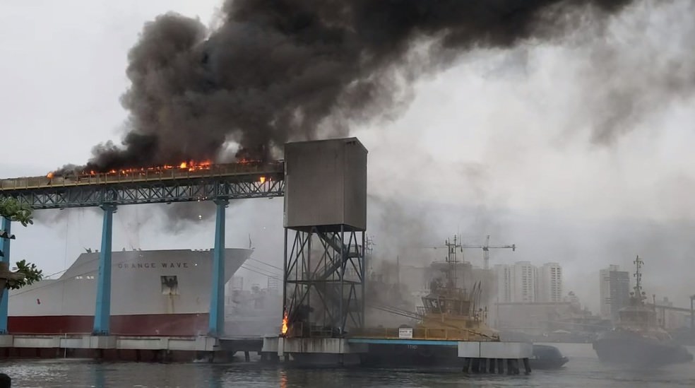 Corpo de Bombeiros controla incêndio no Porto de Santos