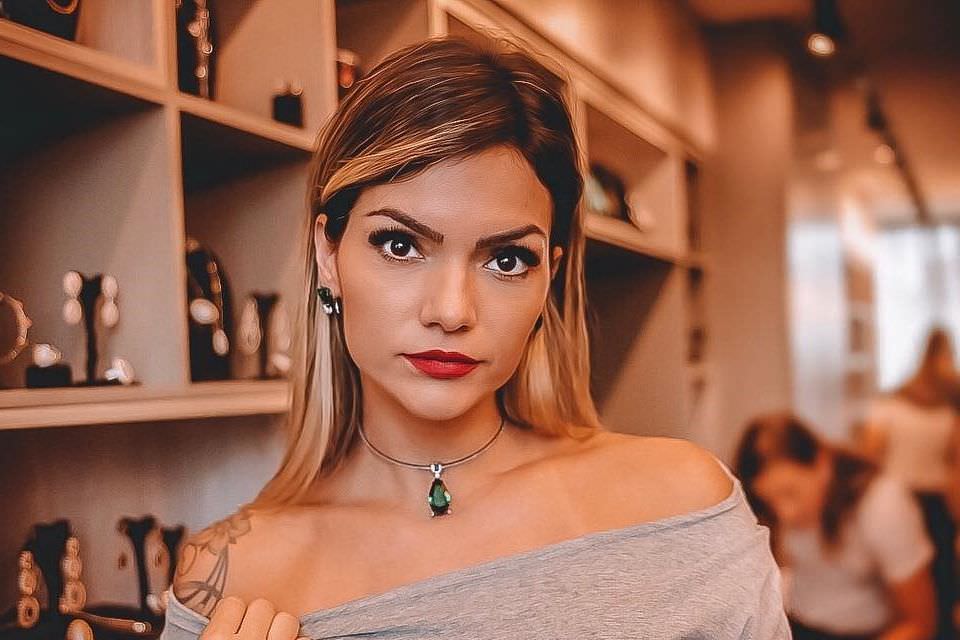 Kelly Key posa com biquíni inusitado e ostenta tanquinho