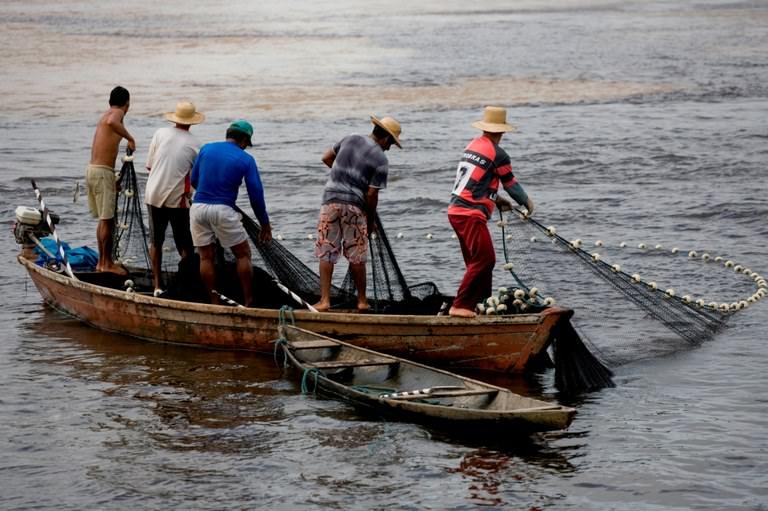 Treze municípios do AM ficam fora do auxílio a pescadores afetados pela seca