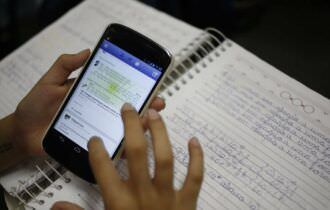 Projeto de Lei quer proibir uso de celular nas salas de aula