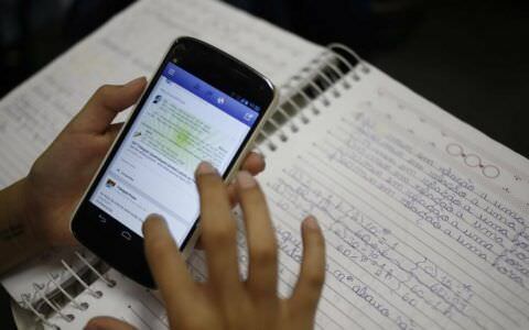 Projeto de Lei quer proibir uso de celular nas salas de aula