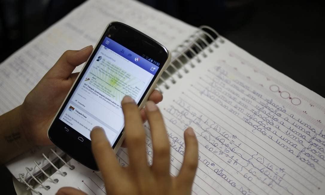 Projeto de Lei quer proibir uso de celular nas salas de aula