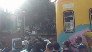 Dois trens colidem de frente e 47 pessoas ficam feridas