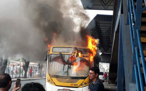 Ônibus pega fogo em pleno Terminal de Integração 4