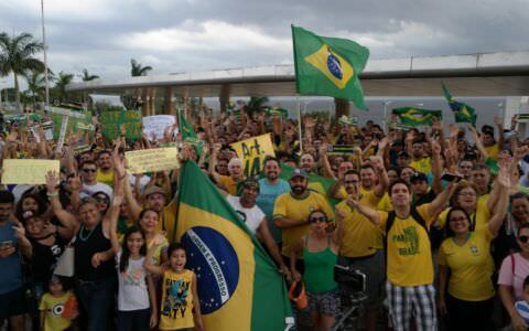 Manifestantes vão às ruas em Manaus contra decisão do STF