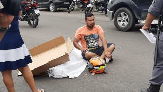 Mulher é atropelada por ônibus após cair de motocicleta