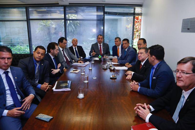 Parte da bancada do AM acena apoiar Bolsonaro no veto das emendas