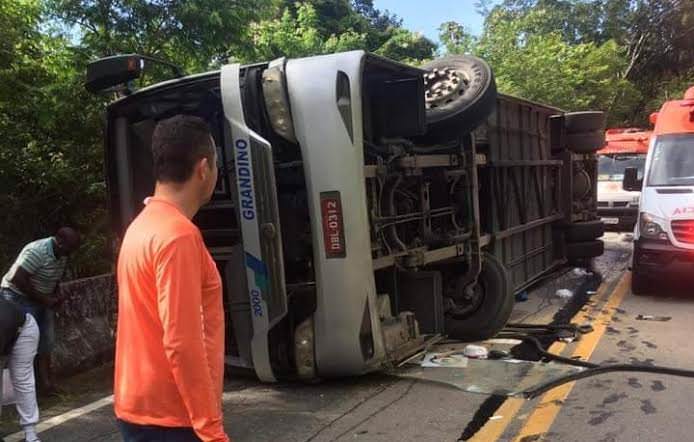 Ônibus com 42 adolescentes capota e uma pessoa morre