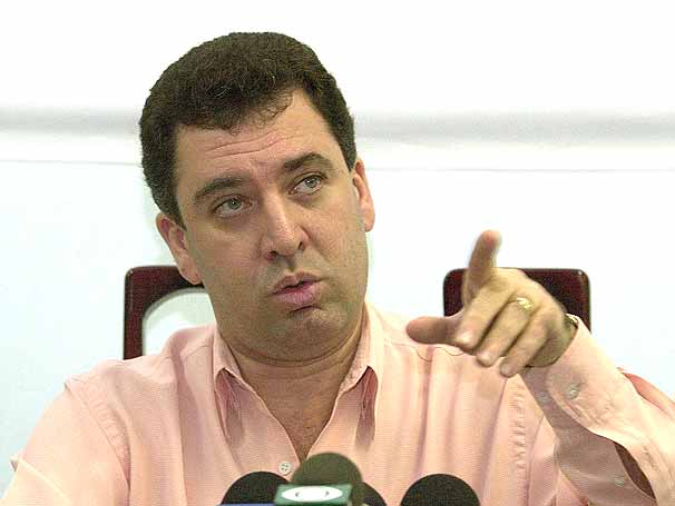 Peres gera dúvida sobre transparência no Santos, diz Marcelo Teixeira