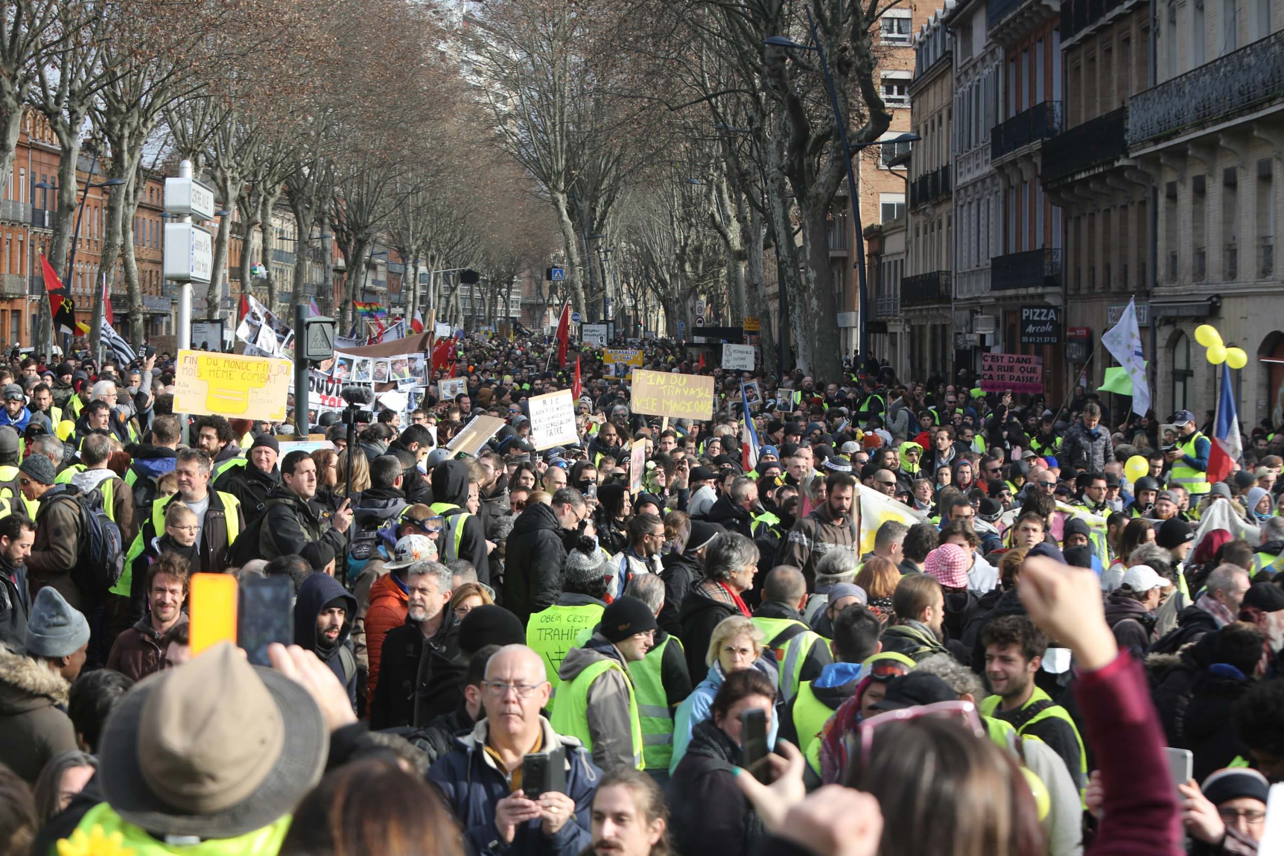 Macron cede, mas sindicatos mantêm greve na França