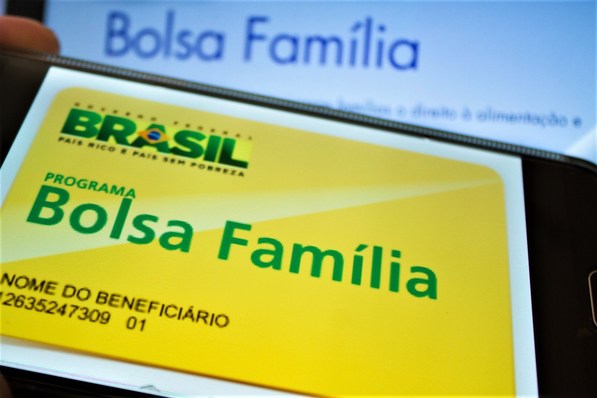 Bolsonaro anuncia pagamento de R$5bi do 13° do Bolsa Família