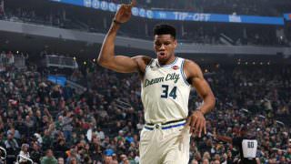 Bucks massacram Knicks e vencem a 12ª seguida