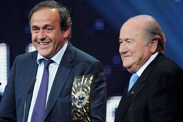 Fifa vai à Justiça para recuperar R$ 8 milhões pagos por Blatter a Platini