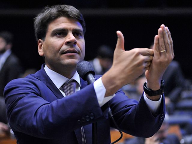 Senador critica projeto de clube-empresa e propõe estrutura específica