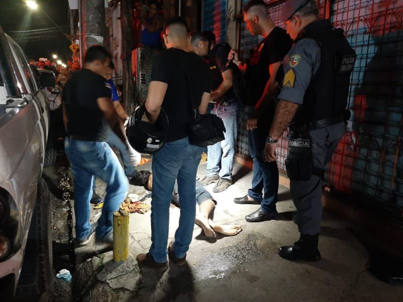 'Loirinho' é executado com seis tiros no meio da rua, no Mauazinho