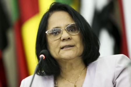 Damares terá de explicar nota contra vacinação infantil nesta segunda-feira no Senado