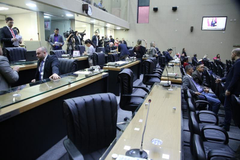 Sem deputados em plenário, Assembleia perde 2º dia de votação